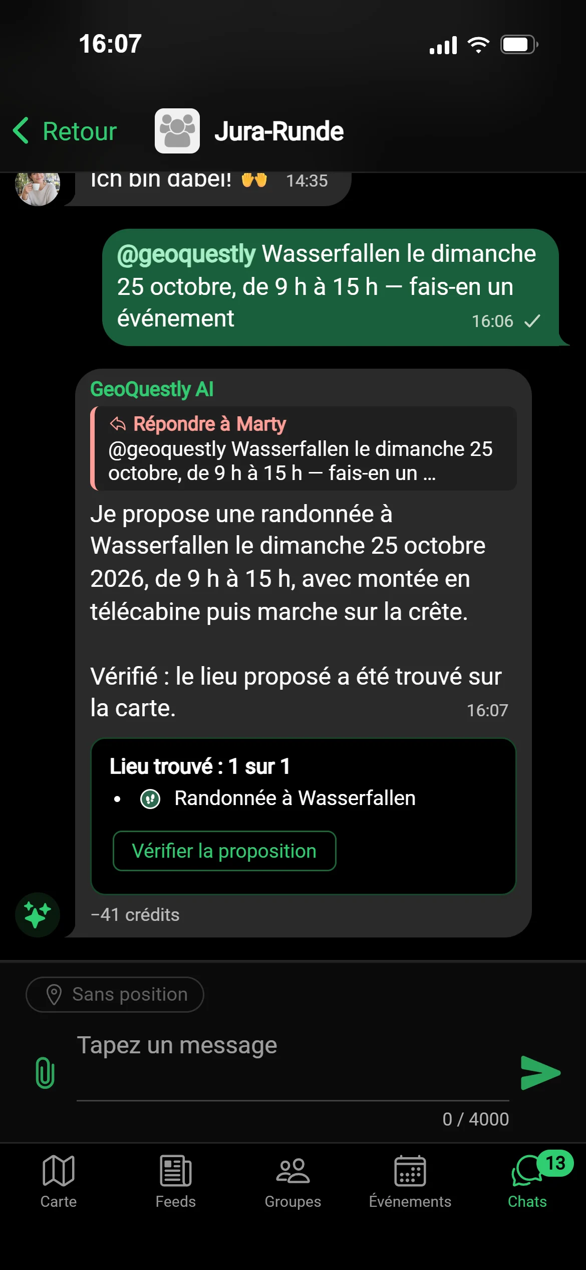 Un chat de groupe dans GeoQuestly : quelqu’un demande à @geoquestly de faire un événement de Wasserfallen dimanche, et GeoQuestly AI le propose à vérifier